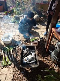 きれいな日本庭園の中で、焼き芋を炭火でやいたり、台所もあります。 - コウノトリの里の宿