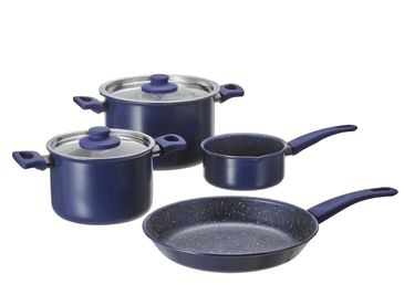 鍋 ふた付き（3L）、鍋 ふた付き（5L）、ソースパン（1L）、フライパン（直径28cm） 
他おたま・泡立て器・フライ返し・トング・菜箸 ・包丁・ナイフ
 - Nemica HOME 蒲田　 Nemica HOME 蒲田　 [Nemica蒲田2]の設備の写真