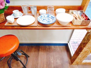食器は各種30〜40枚程度ずつ取り揃えています。 - 大崎ブックカフェ 大崎駅徒歩５分のレンタルスペースの設備の写真