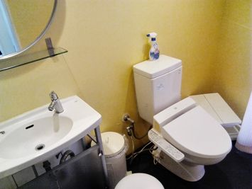 トイレ広々 - 貴方の店グループ 1時間500円ネイル・四谷本店７Fの室内の写真