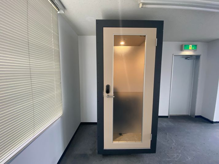 個室型テレワークボックス - テレワークSOKO BOX