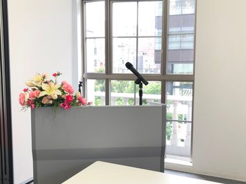 演台 演台用マイクスタンド 造花ですが華やかになっています♪ - Habitat神戸 セミナーや会議に 50名利用可の設備の写真