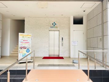 Habitat神戸の入口です。エレベーターもしくは階段で2階までお上がりください。 - Habitat神戸 セミナーや会議に 50名利用可の入口の写真