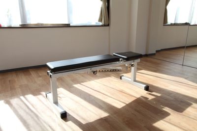 ダンベルトレーニング用のベンチも用意しました。 - レンタルスタジオDAYS 与野店 レンタルスタジオDAYS 与野２階の設備の写真