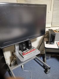 持ち込みPC使用される場合、HDMIコードでテレビと繋いでご使用ください。 - アットチャイナ中国語教室　一号室 レンタル学習室の設備の写真