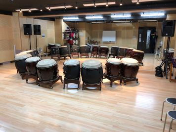 スタジオ内の常設の太鼓は１部を除いて、基本的には無料でお使いいただけます。 - ヒダノ太鼓エンタメスタジオ 完全防音の貸しスペースの設備の写真