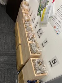 基本的には太鼓練習スタジオなので、販売用のバチや楽器ケースなど多数展示されています。 - ヒダノ太鼓エンタメスタジオ 完全防音の貸しスペースの室内の写真