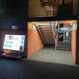 外には電光掲示板があり、１階の入り口はどなたでもお気軽にご来店頂けるよう、明るい雰囲気を演出しています。 - ヒダノ太鼓エンタメスタジオ 完全防音の貸しスペースの入口の写真