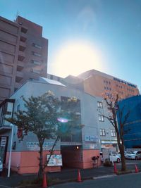 周囲は高層マンションに囲まれていますが、ビルの目の前に小さな桜の木があり、天気の良い日は陽の光が美しいです。 - ヒダノ太鼓エンタメスタジオ 完全防音の貸しスペースの外観の写真