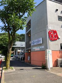 スタジオのビルの両側の壁に、印鑑をモチーフにしたロゴマークがあり、新幹線内からも見えると噂です。 - ヒダノ太鼓エンタメスタジオ 完全防音の貸しスペースの外観の写真