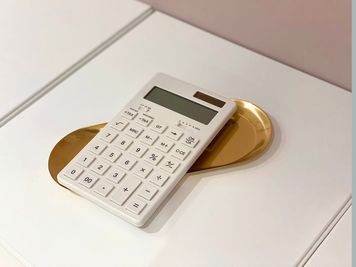 電卓とトレーのご用意もあります - EYENA eyelash 【ベッド3】マツエク、アイブロウ専用サロンの室内の写真