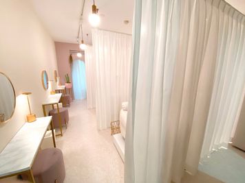 カーテンを閉めた様子 - EYENA eyelash 【ベッド3】マツエク、アイブロウ専用サロンの室内の写真