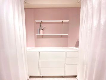 棚は自由にディスプレイ可能。素敵に物販も配列できます。 - EYENA eyelash 【ベッド3】マツエク、アイブロウ専用サロンの室内の写真