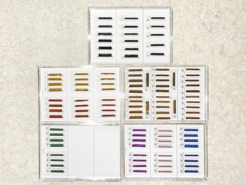 ボリュームラッシュ0.07
9色（黒、ダーク、アッシュ、キャメル、ボルドー、グリーン、ブルー、パープル、ライトパープル） - EYENA eyelash 【ベッド3】マツエク、アイブロウ専用サロンの設備の写真