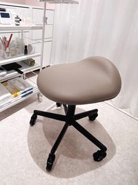 最新の設備で快適に施術。
イスはGANA、ワゴンはチルト - EYENA eyelash 【ベッド3】マツエク、アイブロウ専用サロンの設備の写真