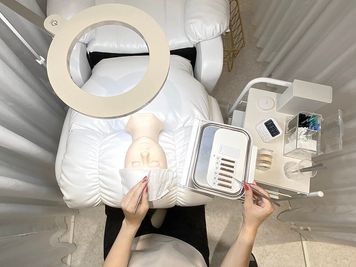 施術風景。
ワゴンの高さが変えられるので、グルーの置く位置も安心です。 - EYENA eyelash 【ベッド3】マツエク、アイブロウ専用サロンの設備の写真
