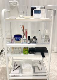 必要なものが揃っています。(グルーとツイザーはご用意ください。) - EYENA eyelash 【ベッド3】マツエク、アイブロウ専用サロンの設備の写真