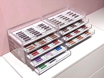 フラットラッシュ、ボリュームラッシュ、セーブルエクステのご用意 - EYENA eyelash 【ベッド3】マツエク、アイブロウ専用サロンの設備の写真