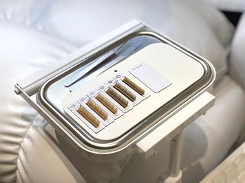 EYENA独自のプレート。
マグネットになっているので、施術用意の時間が早まり、ノンストレス。 - EYENA eyelash 【ベッド3】マツエク、アイブロウ専用サロンの設備の写真