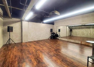 24時間利用可能なレンタルスペース ・レッスンで好評！      大きな鏡のある広々ヨガ・ダンススペース - 元町スタジオ