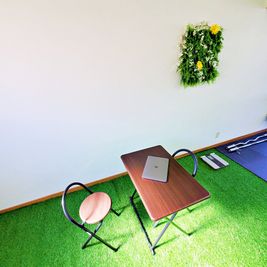 緑タップリのカウンセリングスペース - カリマ塩尻 塩尻市のレンタルスタジオ｜カリマ塩尻｜会議 ダンス セミナーにの室内の写真
