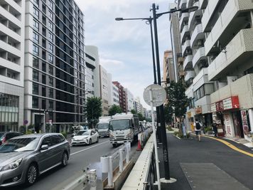 中目黒駅から、山手通を東山方向へ真っ直ぐ３分歩くだけ⭐︎好立地です！ - グッドネス中目黒店 中目黒駅３分★明るく快適・広〜い個室の、女性専用レンタルサロンの室内の写真