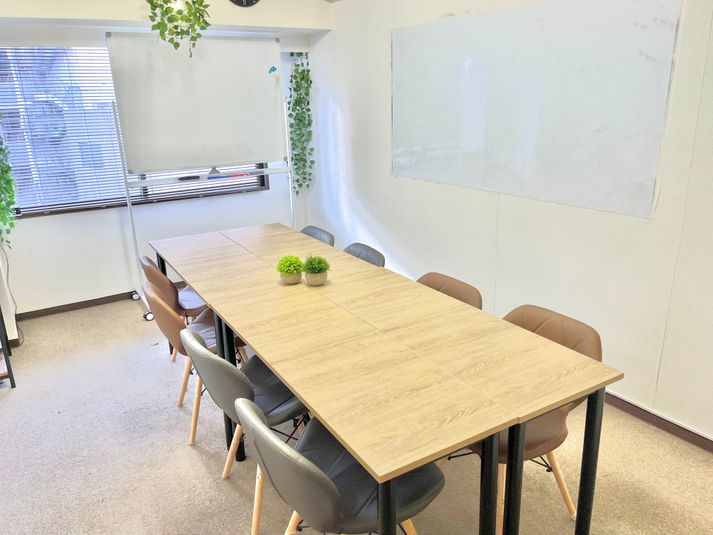 WiFi備品全無料貸出の多目的室・ルーム617 - 新大阪駅の東口10秒のレンタルスペース/会議室【SS新大阪】