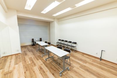机・椅子は無料でお使い可能です。 - StudioIrodori赤羽橋 防音設備有！レンタルスタジオIrodori赤羽橋店の室内の写真