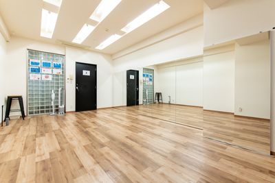 完全防音なので楽器演奏も可能です（ドアを閉めてから演奏をお願いします） - StudioIrodori赤羽橋 防音設備有！レンタルスタジオIrodori赤羽橋店の室内の写真