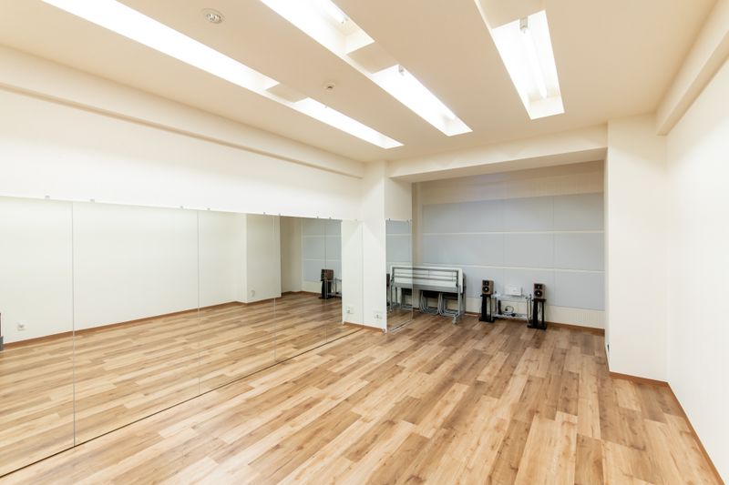 大型鏡（90×180）を6個設置しております - StudioIrodori赤羽橋 防音設備有レンタルスタジオIrodori赤羽橋店の室内の写真