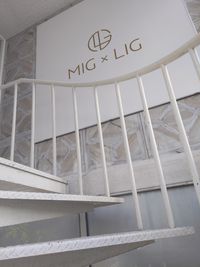 白い螺旋階段を上がると可愛い店内♪ - MIG×LIG 【使いやすい！】美容室内個室★ベットルームの外観の写真