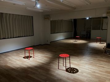 スポットライト使用時です。（２人に当てた場合） - レンタルスタジオDAYS 与野店 レンタルスタジオDAYS 与野３階の室内の写真