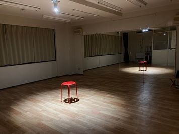 スポットライト使用時です。（１人に当てた場合） - レンタルスタジオDAYS 与野店 レンタルスタジオDAYS 与野３階の室内の写真