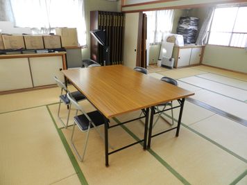 机は自由に配置いただけます。高いタイプの机は８脚あります。 - 豊中レンタルスペース「Umidass」 和室スペース（20畳）の室内の写真