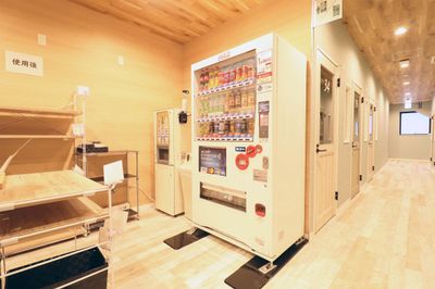 無料ドリンクも提供いたしております。自動販売機は現金以外もクレジットカード、スイカなどキャッシュレス決済にも対応しております。 - スタジオ&オフィス メビウス 【Bタイプ】ルームNo14の設備の写真