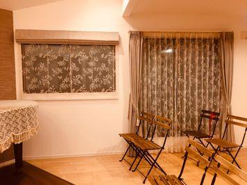 最大30名まで着席できます。(キッチン側鑑賞者からピアノ奏者は見えにくいです) - 横浜•沢渡コンサートサロンの室内の写真