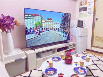 TVの大きさには絶対満足いただけます！ - シェアベース池袋駅前 65インチでTVライブ鑑賞に最適の室内の写真