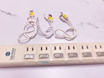 各種USB充電器も用意しています。
（iPhone、アンドロイド、タイプC） - シェアベース池袋駅前 65インチでTVライブ鑑賞に最適の設備の写真