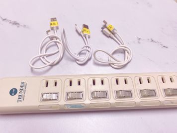 各種USB充電器も用意しています。
（iPhone、アンドロイド、タイプC） - シェアベース池袋駅前 65インチでTVライブ鑑賞に最適の設備の写真