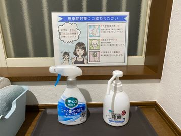 感染症対策に気を使っています。アルコール、ハンドソープ、リセッシュなど用意しています。 - シェアベース池袋駅前 65インチでTVライブ鑑賞に最適の設備の写真