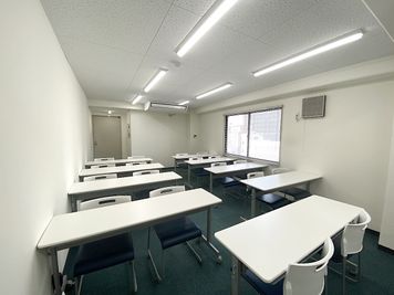 共栄実業(株)　エイトビル うめきた会議室602(16名可)の室内の写真