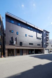 4階建の建物です - おうち時間_大淀中 Bar風パーティースペースの外観の写真