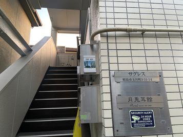 外階段入口
管理人呼び出しボタンはここにあります - 月兎耳館（つきとじかん） 月兎耳館【ツキトジカン】の入口の写真