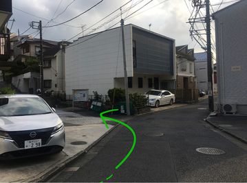 ⑧左側に坂道が出てきます。 左折し、坂道を登ります。→ - 横浜•沢渡コンサートサロン 横浜•沢渡ピアノスタジオのその他の写真