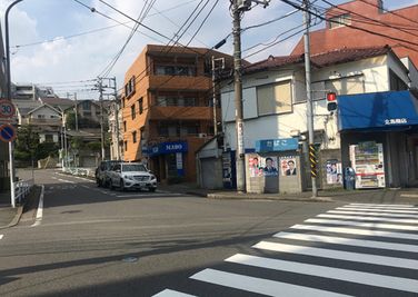⑤沢渡交差点を左折します。 このような景色が見えます。 『手前から2本目の道』へまた左折します。→ - 横浜•沢渡コンサートサロン 横浜•沢渡ピアノスタジオのその他の写真