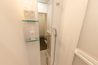 シャワールームは２部屋ございます。（追加オプション必要） - feel Asakusa STAY 301レンタルルームの設備の写真