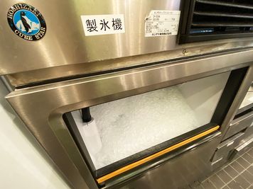 業務用の製氷機があるので氷の心配なし！ - 市ヶ谷コワーキングカフェ 【ホール貸切】キッチン付パーティ会場の設備の写真