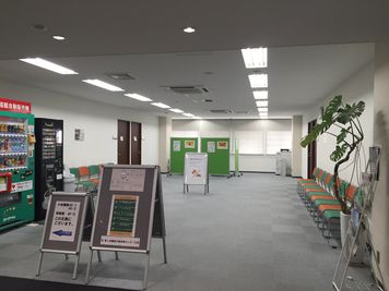 4階に受付がございます。 - JEC日本研修センター江坂 オフィス仕様の貸会議室の入口の写真