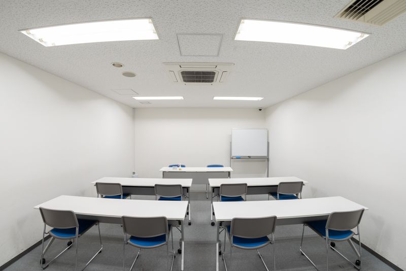 白を基調としたきれいな室内です。 - JEC日本研修センター江坂 オフィス仕様の貸会議室の室内の写真