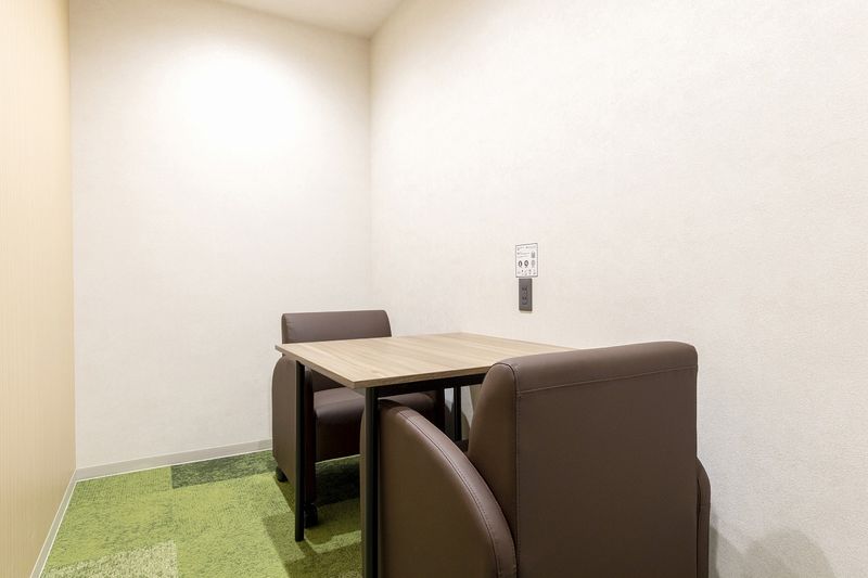 BIZcomfort八千代緑が丘 会議室（2名用）の室内の写真